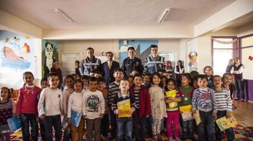 Minik &Ouml;ğrenciler Polis Amcalarıyla Buluştu