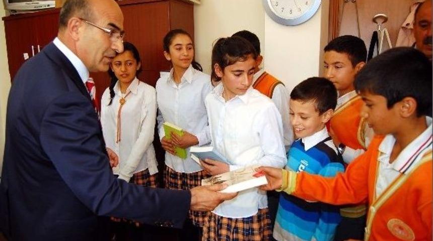 K&ouml;y Okullarındaki &Ouml;ğrencilere Kitap Hediye Edildi