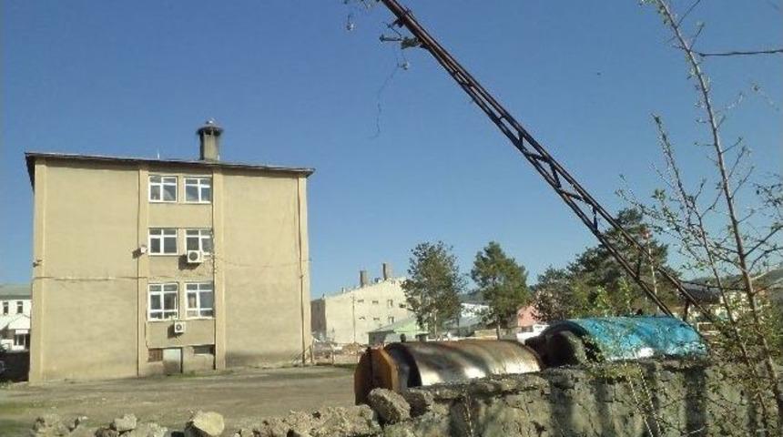 Elektrik Direği Tehlike Sa&ccedil;ıyor