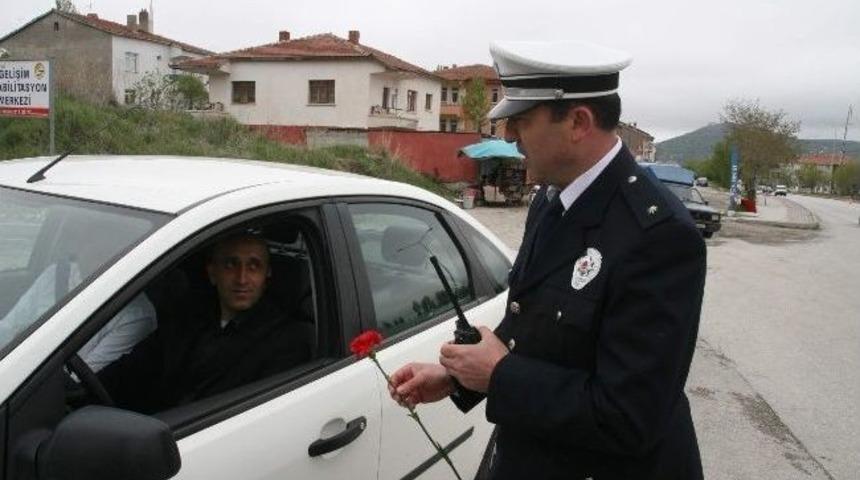 Yozgat&rsquo;ta Trafik Polislerinden &Ccedil;ikolata Ve Karanfilli Uygulama