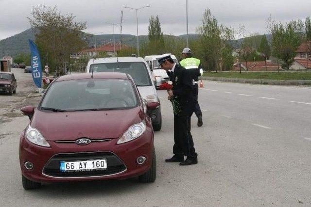 Yozgat’ta Trafik Polislerinden Çikolata Ve Karanfilli Uygulama