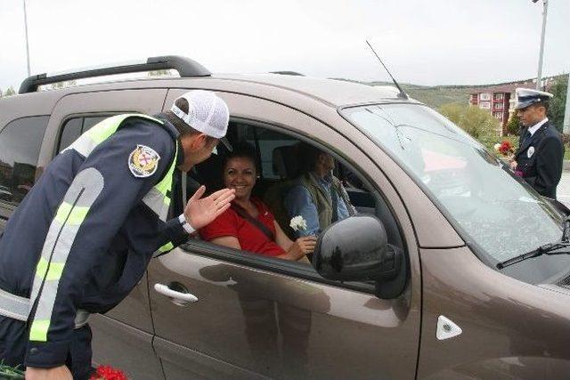 Yozgat’ta Trafik Polislerinden Çikolata Ve Karanfilli Uygulama