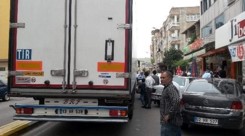 D&uuml;zensiz Parklar Tırın Ge&ccedil;işine Engel Oldu