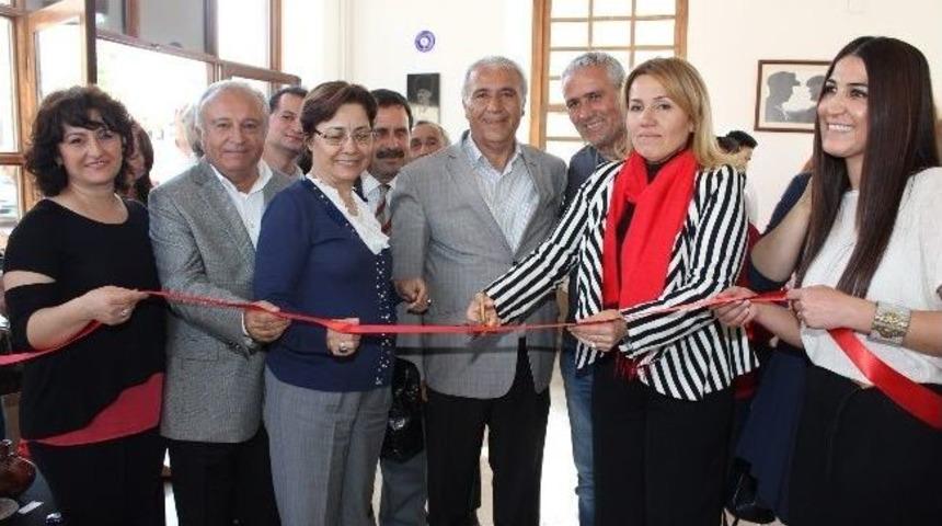 Urla&rsquo;da &ldquo;emek Eller&rdquo; Seramik Sergisi A&ccedil;ıldı