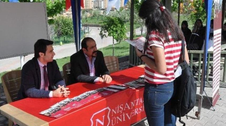 &Ouml;ğrenciler &Uuml;niversite Tanıtım Fuarını Şenliğe &Ccedil;evirdiler