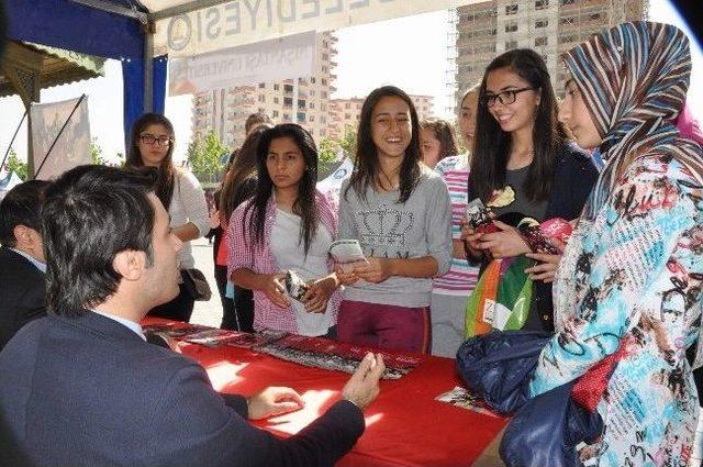 &Ouml;ğrenciler &Uuml;niversite Tanıtım Fuarını Şenliğe &Ccedil;evirdiler 1