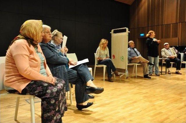 G&ouml;lc&uuml;k Huzurevi Sakinleri, Sahneye Isındı 1