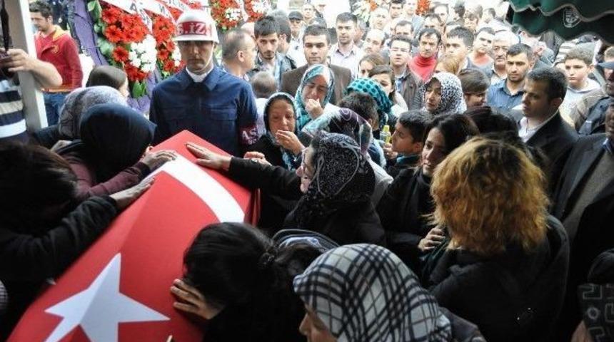 Şehidin Yakınları Baygınlık Ge&ccedil;irdi