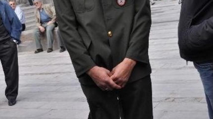 Cenazeye Ağabeyinin &Uuml;niformasıyla Geldi