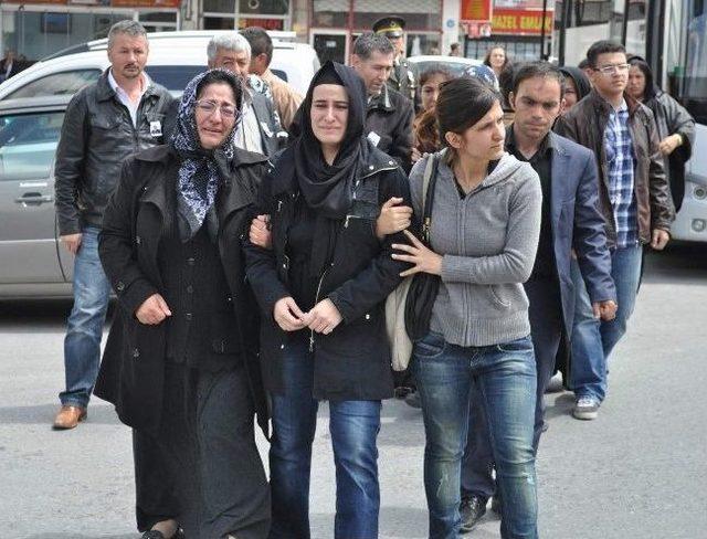 Cenazeye Ağabeyinin &Uuml;niformasıyla Geldi 1