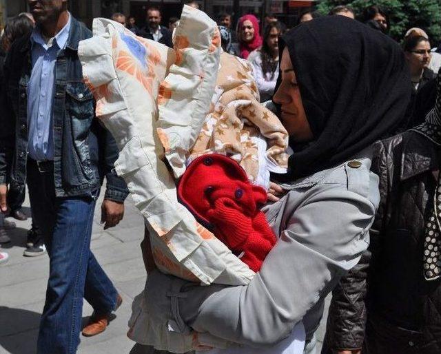 Cenazeye Ağabeyinin &Uuml;niformasıyla Geldi 3