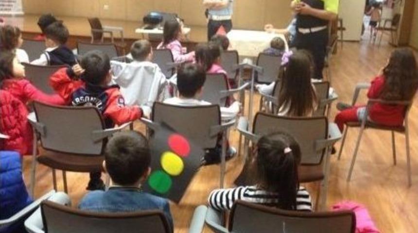 Salihli&rsquo;de 'trafik Kuralları' Semineri D&uuml;zelendi