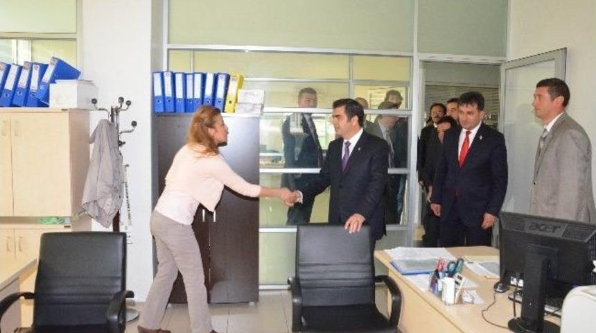 Vali D&uuml;zg&uuml;n, Gen&ccedil;lik Hizmetleri Ve Spor İl M&uuml;d&uuml;rl&uuml;ğ&uuml;&rsquo;n&uuml; Ziyaret Etti