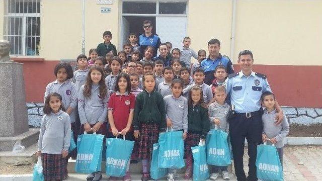 Toplum Destekli Polisten 61 &Ouml;ğrenciye Ayakkabı 1