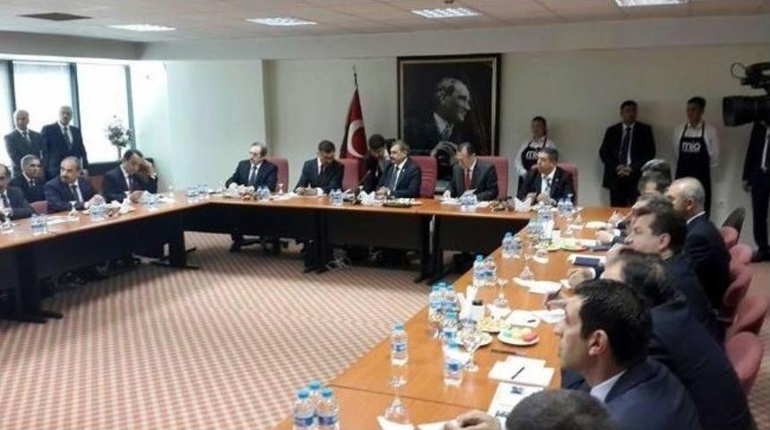 Ak Parti Milletvekili Sokak K&ouml;peklerine Sahip &Ccedil;ıktı