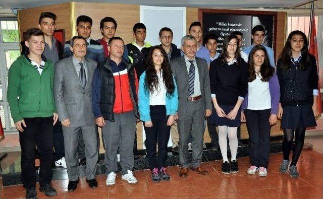 Fener Anadolu Lisesi Çim Hokeyi Takımı Türkiye Şampiyonasına Katılacak