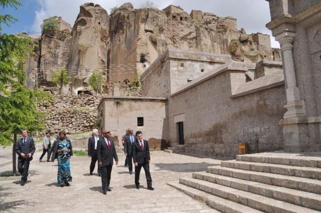 Afrikalı B&uuml;y&uuml;kel&ccedil;i Ve M&uuml;steşarlar Aksaray&rsquo;ı Gezdi
