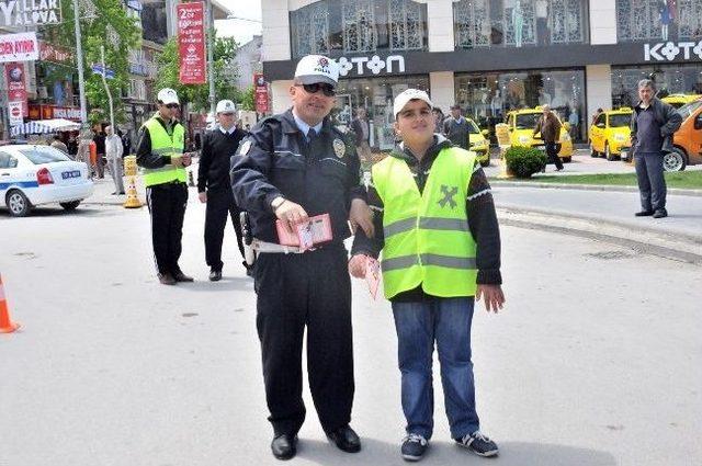 Otizm'li Öğrenciler Trafik Polisi Oldu