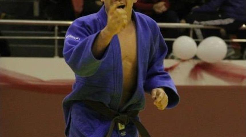 Milli Judocu Aracın Altında Kaldı