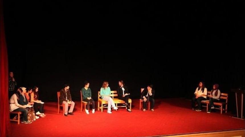 Tiyatro Şenliğinde &lsquo;ah Şu Gen&ccedil;ler&rsquo; İsimli Oyun Sahnelendi