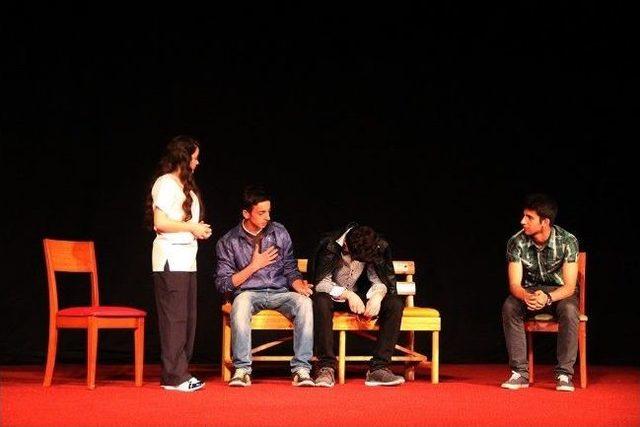 Tiyatro Şenliğinde &lsquo;ah Şu Gen&ccedil;ler&rsquo; İsimli Oyun Sahnelendi 1