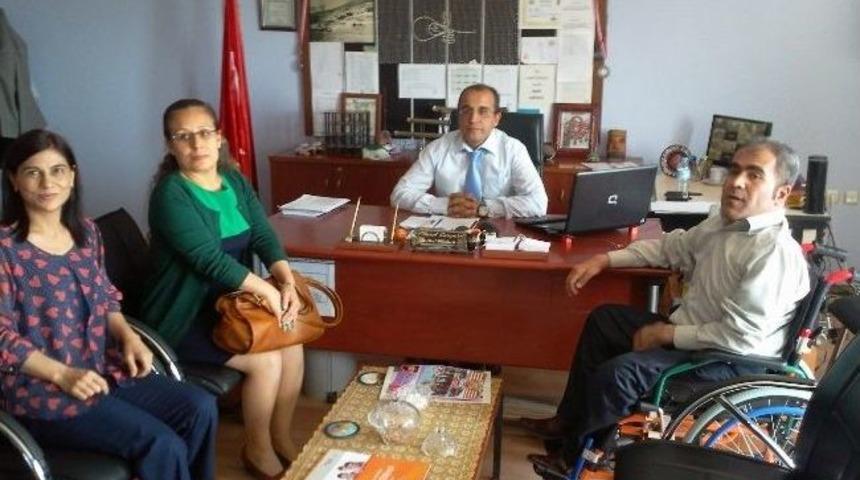 Minik &Ouml;ğrenciler Okul Har&ccedil;lıkları İle Tekerlekli Sandalye Aldı