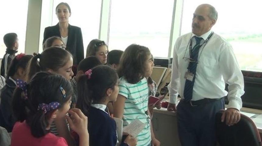 K&uuml;&ccedil;&uuml;k Pilotlar Elazığ Havalimanı'nı Gezdi