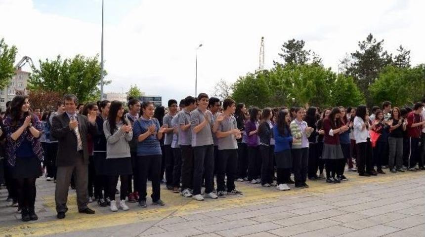 S&uuml;mer Anadolu Lisesi Marşı Bestecisine Plaket Takdim Edildi