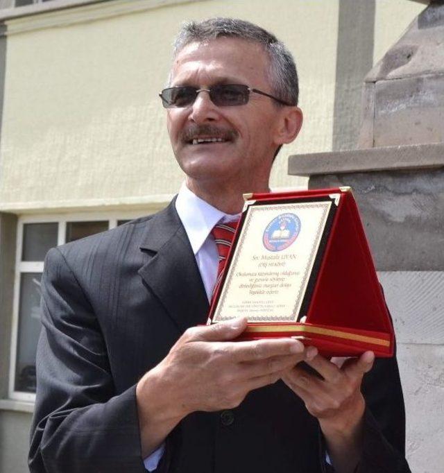 Sümer Anadolu Lisesi Marşı Bestecisine Plaket Takdim Edildi 3