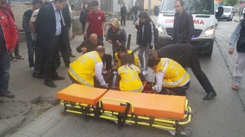 (&ouml;zel Haber) Kırmızı Işıkta Ge&ccedil;en Yaşlı Adama Motosiklet &Ccedil;arptı: 2 Yaralı