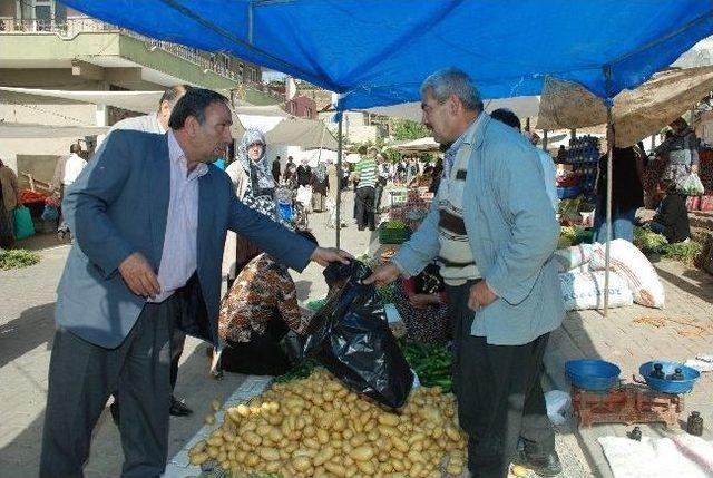 Kırıkhan'a Pazarcı Esnafına Çöp Poşeti Dağıtıldı