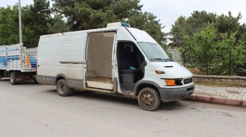 Minib&uuml;s&uuml;n Kapılarını S&ouml;k&uuml;p Terk Ettiler