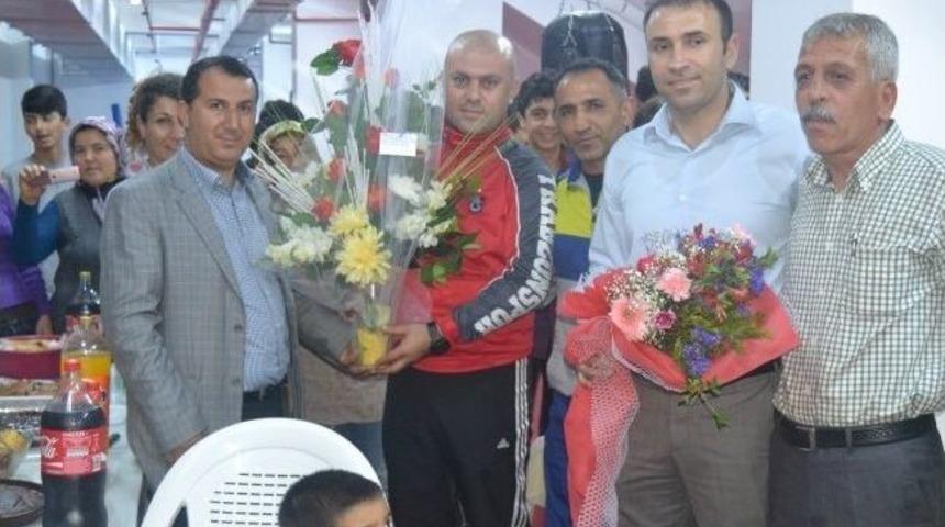 Sporcu Ailelerinden Boks Salonunda Ziyafet