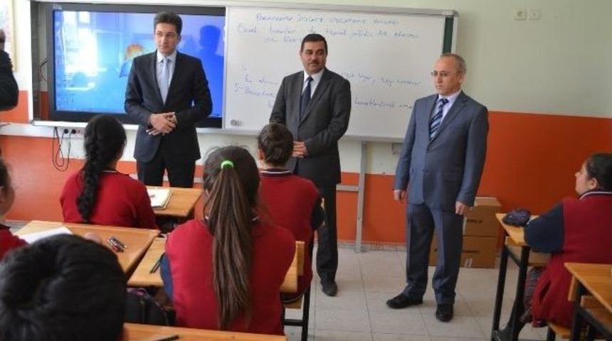 Kula&rsquo;da &Ouml;ğrencilere Tabletler Dağıtılıyor