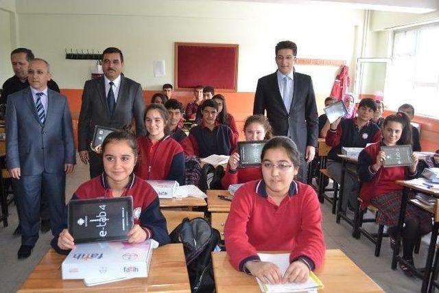 Kula&rsquo;da &Ouml;ğrencilere Tabletler Dağıtılıyor 1
