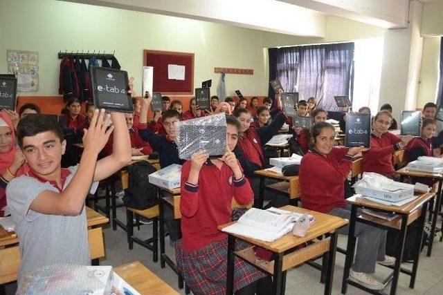 Kula&rsquo;da &Ouml;ğrencilere Tabletler Dağıtılıyor 2