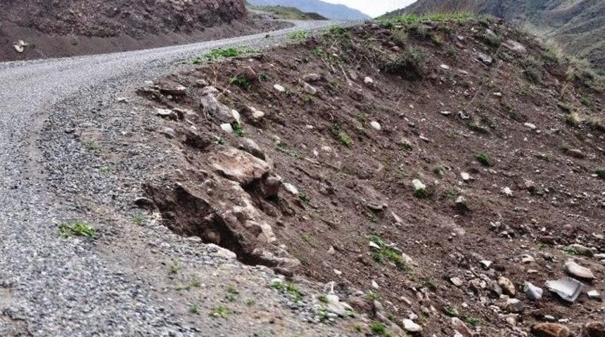 Tuzluca&rsquo;da Grup K&ouml;y Yolu Tehlike Sa&ccedil;ıyor