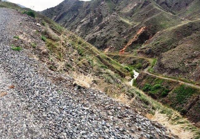 Tuzluca’da Grup Köy Yolu Tehlike Saçıyor 1