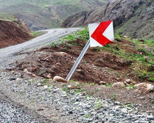 Tuzluca’da Grup Köy Yolu Tehlike Saçıyor 2