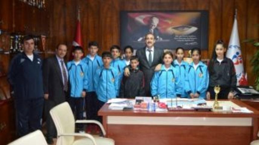 Badmintoncular İl M&uuml;d&uuml;r&uuml; Fındıklı'yı Ziyaret Etti