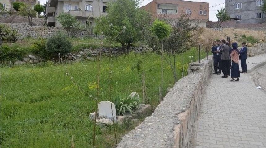 Şırnak Belediyesi Eşbaşkanları Mezarlıkları Ziyaret Etti