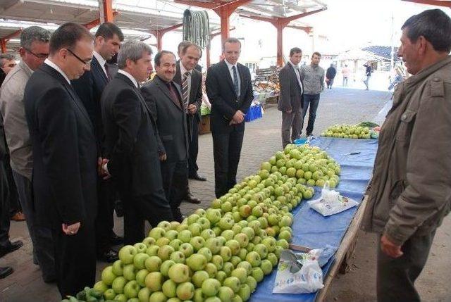 Valiyi Karşılarında Gören Pazarcılar Şaşırdı