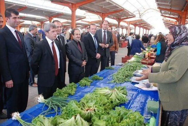 Valiyi Karşılarında Gören Pazarcılar Şaşırdı