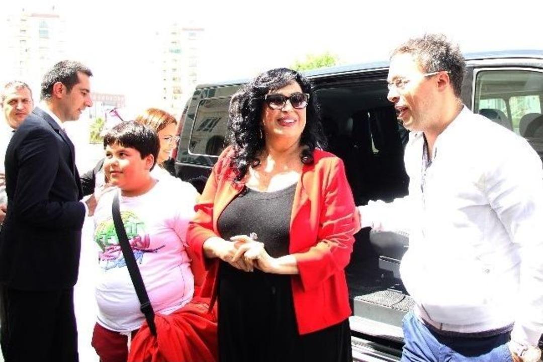 T&uuml;rkan Şoray&rsquo;a &lsquo;yılın Annesi&rsquo; &Ouml;d&uuml;l&uuml;