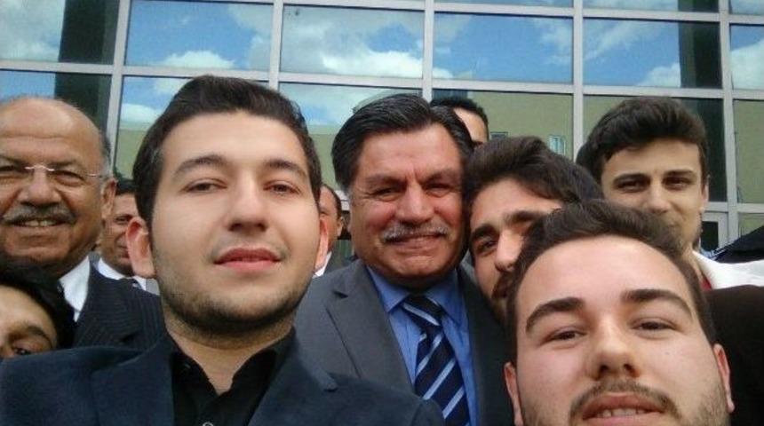 Aym Başkanı Kılı&ccedil;, &Ouml;ğrencilerle Selfie &Ccedil;ektirdi