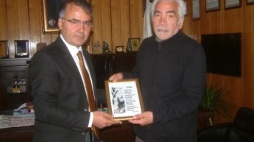 Burhaniye&rsquo;de Kaymakama Şiirli Ziyaret