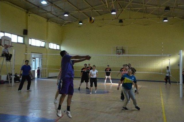 Yatğan'da Bahar Kupası Voleybol Turnuvası Başladı