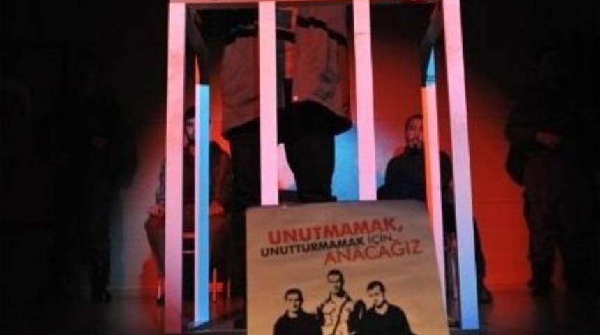 Buca, "&uuml;&ccedil; Fidan"ı Tiyatro İle Andı