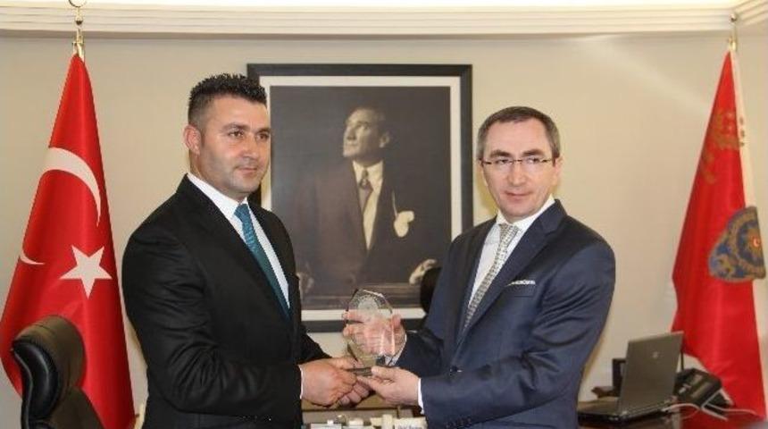 Emniyet M&uuml;d&uuml;r&uuml; Doğan'dan Yılın Servis S&uuml;r&uuml;c&uuml;lerine Plaket