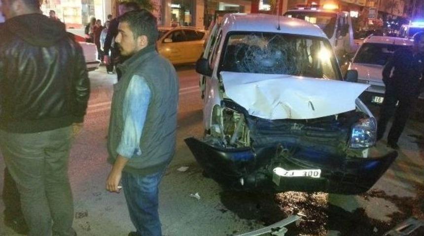 Motosiklet Kamyonetle &Ccedil;arpıştı: 2 Yaralı